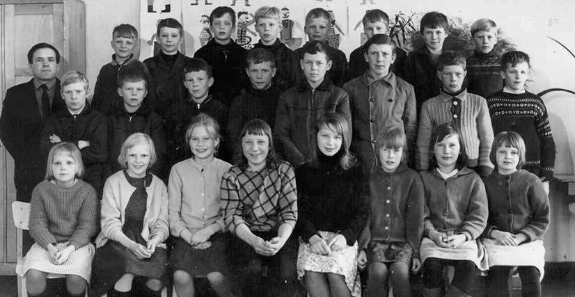 Kolkun koulun luokkakuva 1964-1965, opettaja Vilho Koivisto